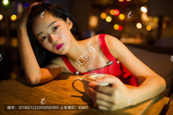 美女喝咖啡