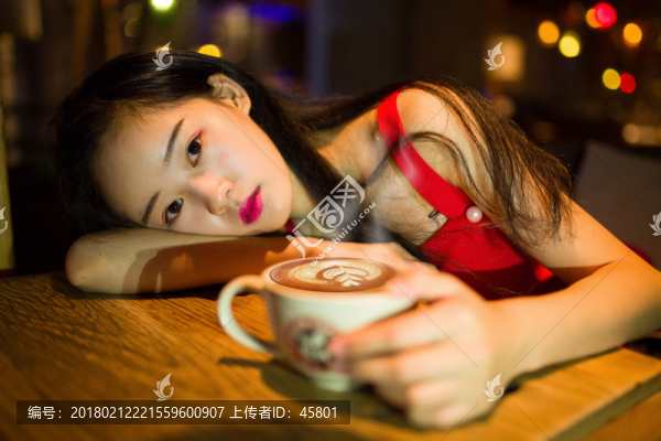 喝咖啡的美女