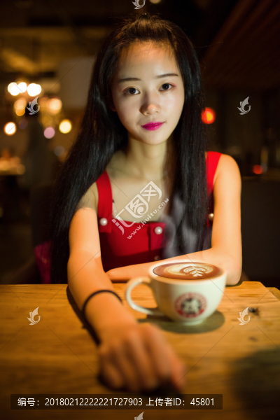 喝咖啡的美女