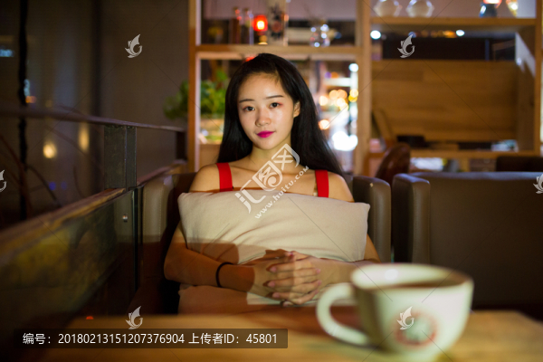 喝咖啡的美女