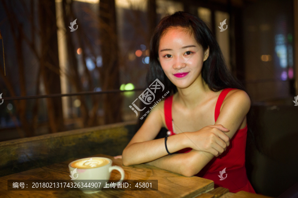 喝咖啡的美女