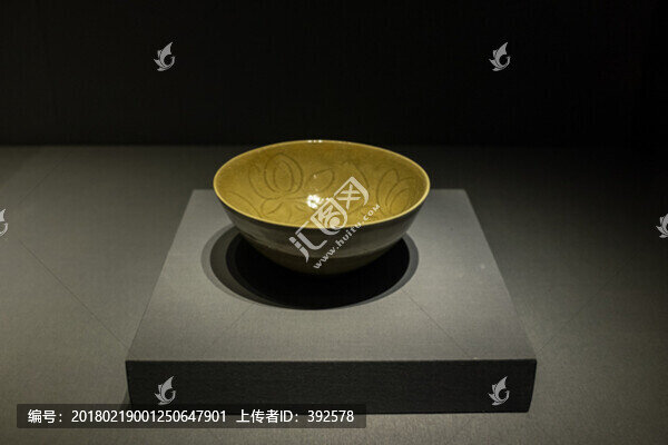 龍泉窯青釉刻劃花瓷碗,宋