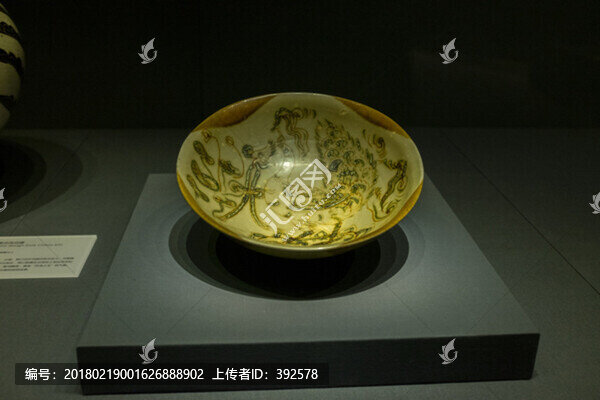 長沙窯青釉褐綠彩鳳銜綬帶紋碗