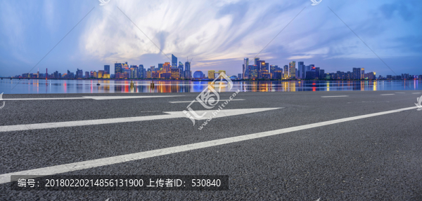 前景為瀝青道路的杭州錢(qián)江新城