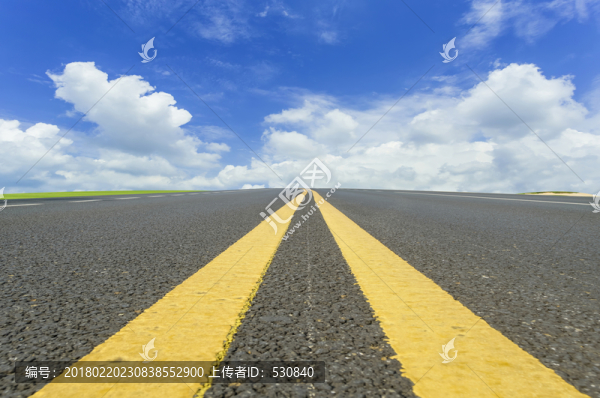 藍(lán)天白云下的草原和城市道路