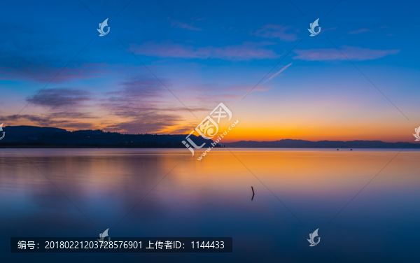 滇池日出