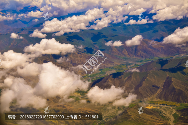 云層中的群山