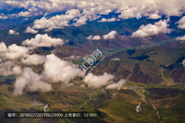 云層中的群山