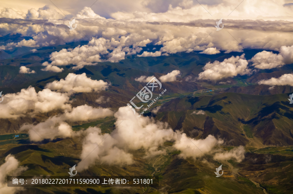 云層中的群山