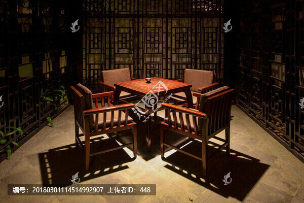 桌椅,燈光下的桌椅