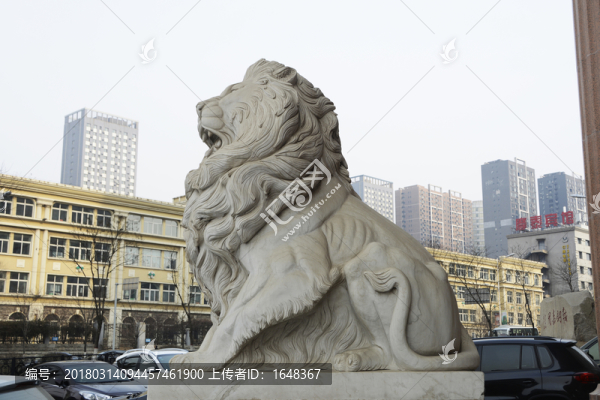右側石獅側面雕塑