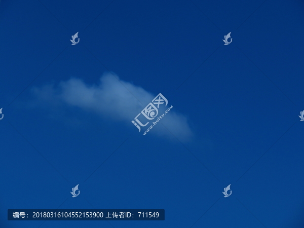 深藍(lán)天空云朵
