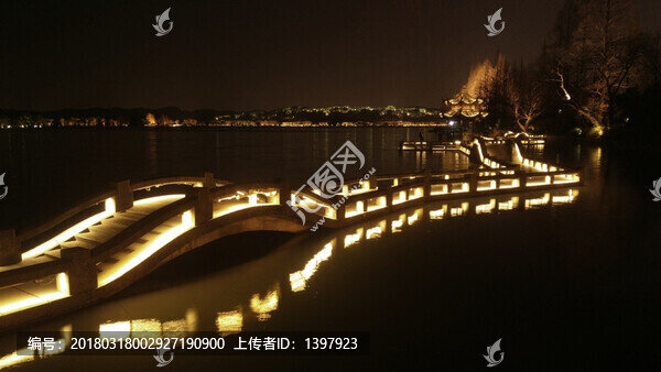 西湖水面廊橋