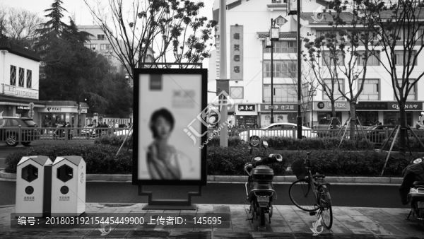 垃圾桶和單車
