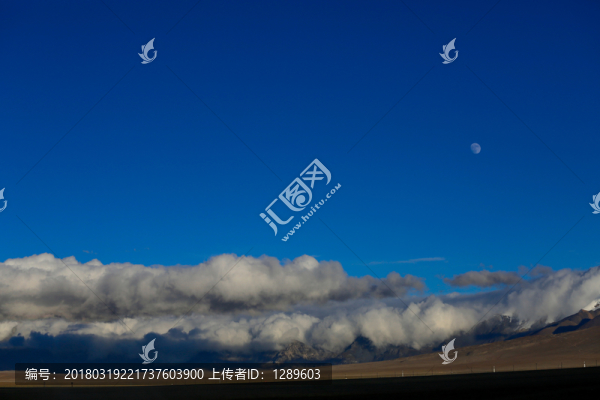 雪山和云層