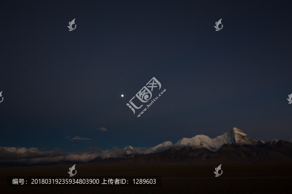 雪山和月亮