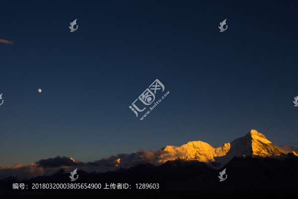雪山和月亮