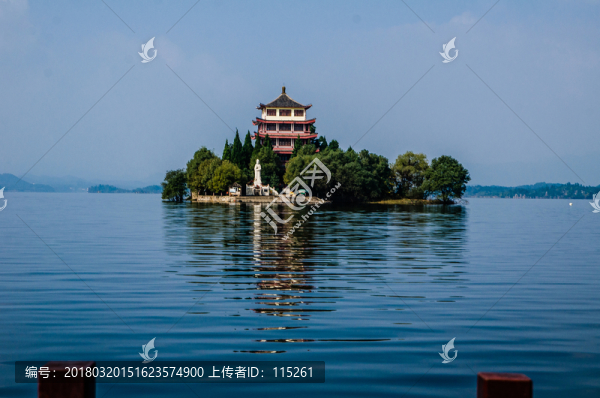 小島波光粼粼