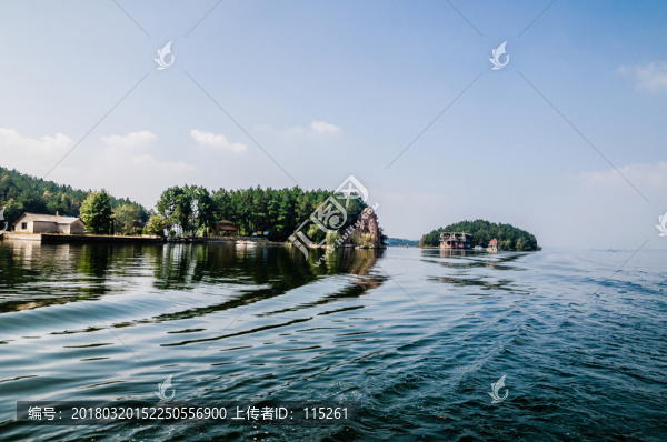 湖光波光粼粼