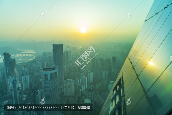 夕陽下的城市建筑摩天大樓玻璃