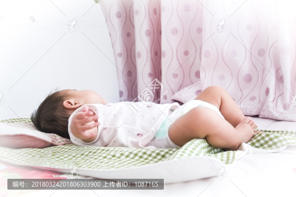 床上玩耍嬰兒