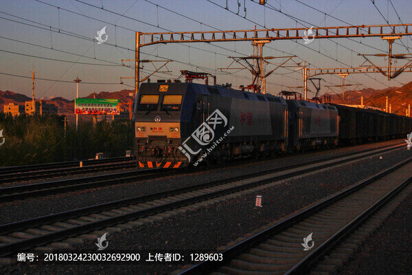 綠皮火車(chē)和鐵軌