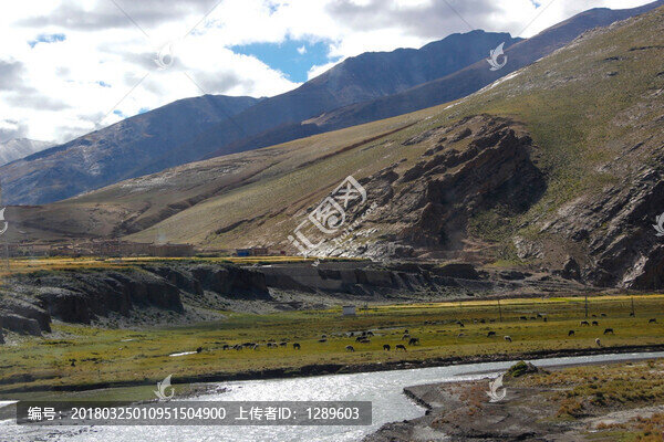 峽谷中的溪流