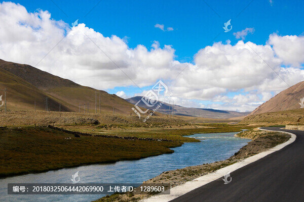 藍(lán)天白云下的公路