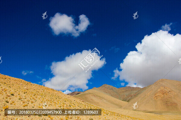 藍天白云下的山脈