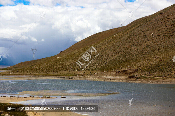 雪山下的溪流