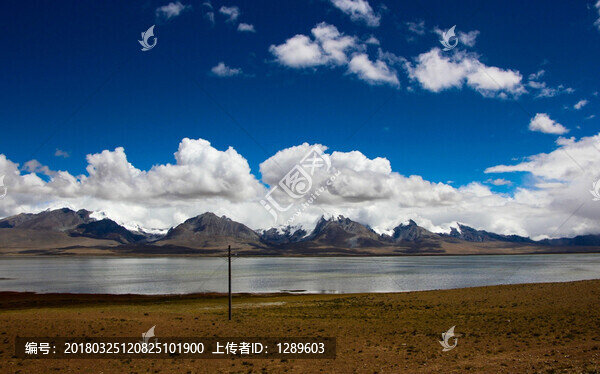 雪山和湖泊