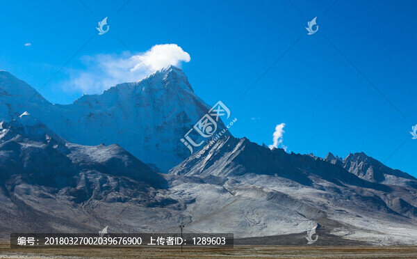 雪山和云朵