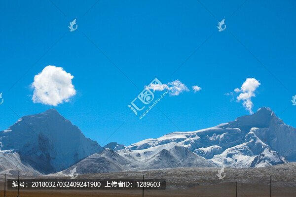 雪山和云朵