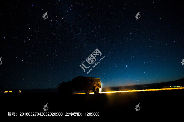 星空下的越野車