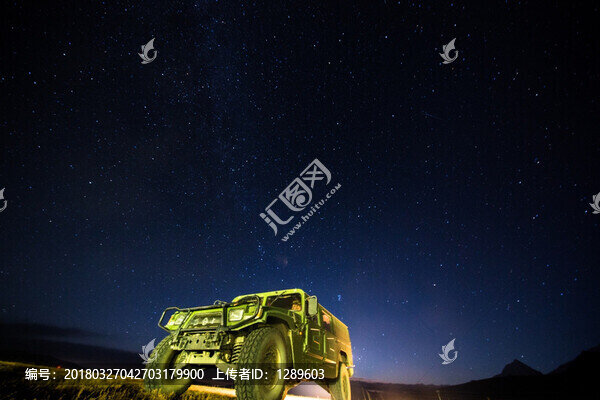 星空下的越野車(chē)