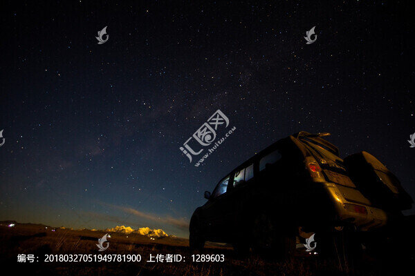 星空下的越野車(chē)