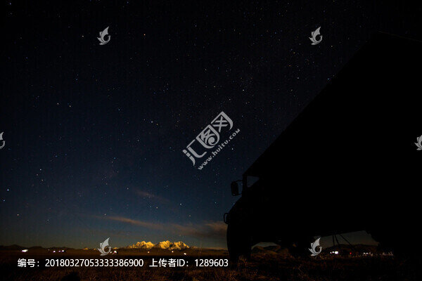星空下的越野車