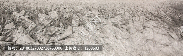 結(jié)冰的湖面