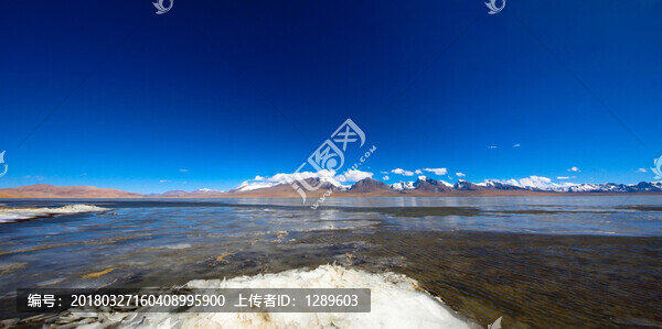 雪山下結(jié)冰的多情湖