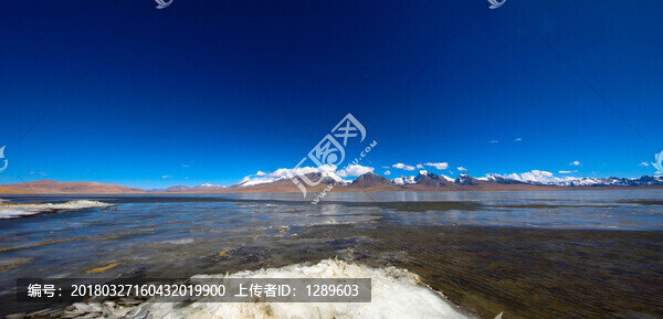 雪山下結(jié)冰的多情湖