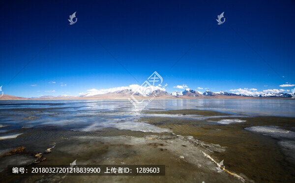 雪山下結(jié)冰的多情湖