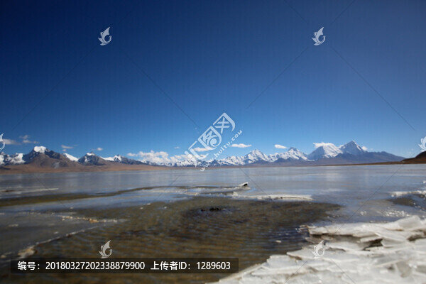 雪山下結(jié)冰的多情湖