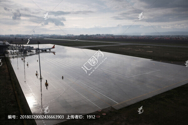 雨后的機(jī)場(chǎng)