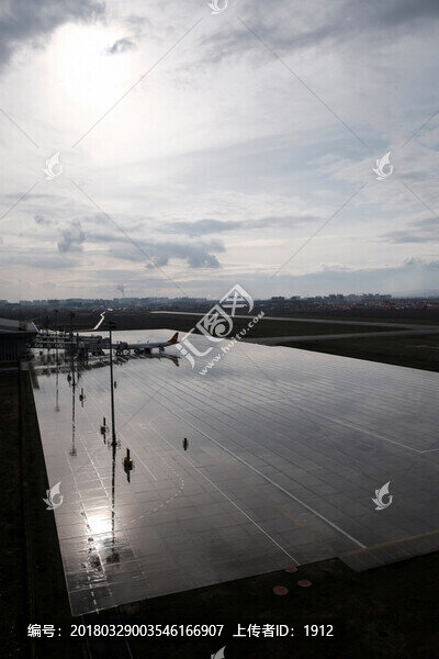 雨后的機(jī)場(chǎng)