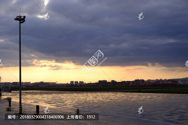 雨后的機(jī)場