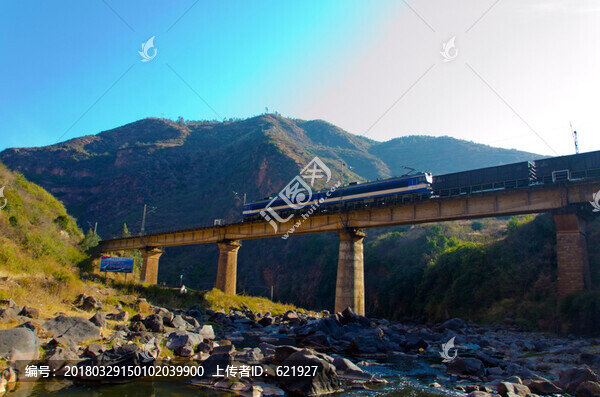 穿越峽谷的列車