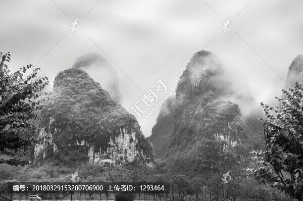 霧色山景