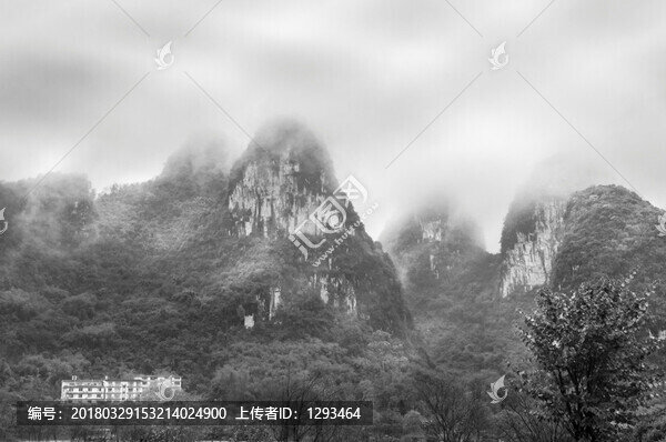 霧色山景