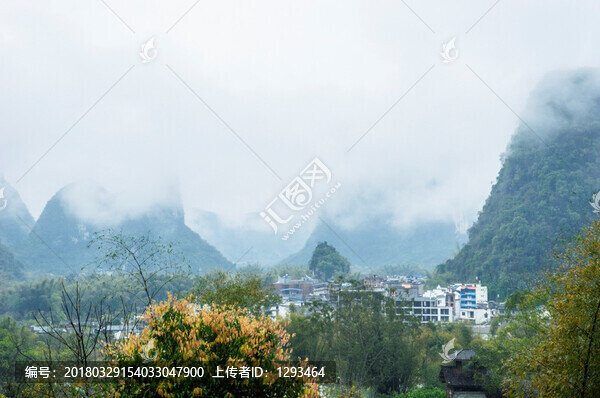 霧色山景