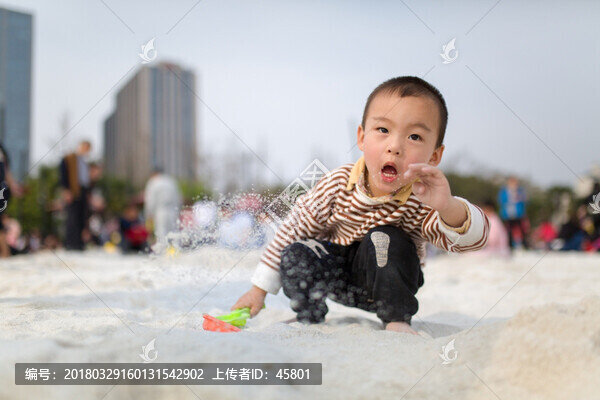 玩沙子的男孩